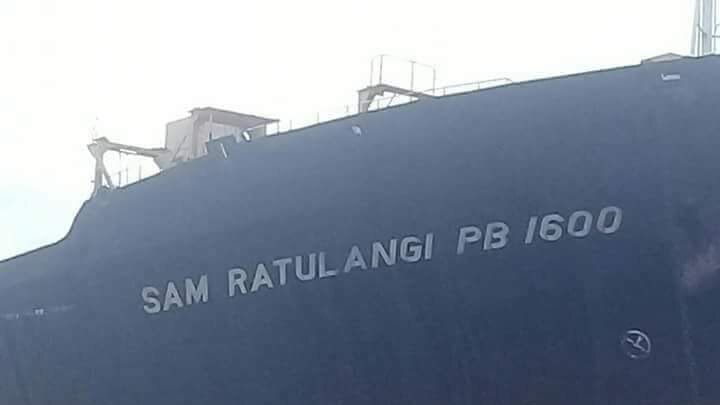 A rusty cargo ship with the name Sam Ratulangu PB1600.
