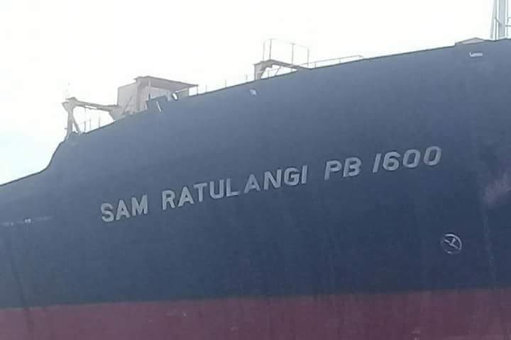 A rusty cargo ship with the name Sam Ratulangu PB1600.