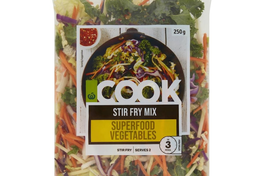 Нарязани зеленчуци и листа от салата в предварително опакован найлонов плик, продаван в супермаркет