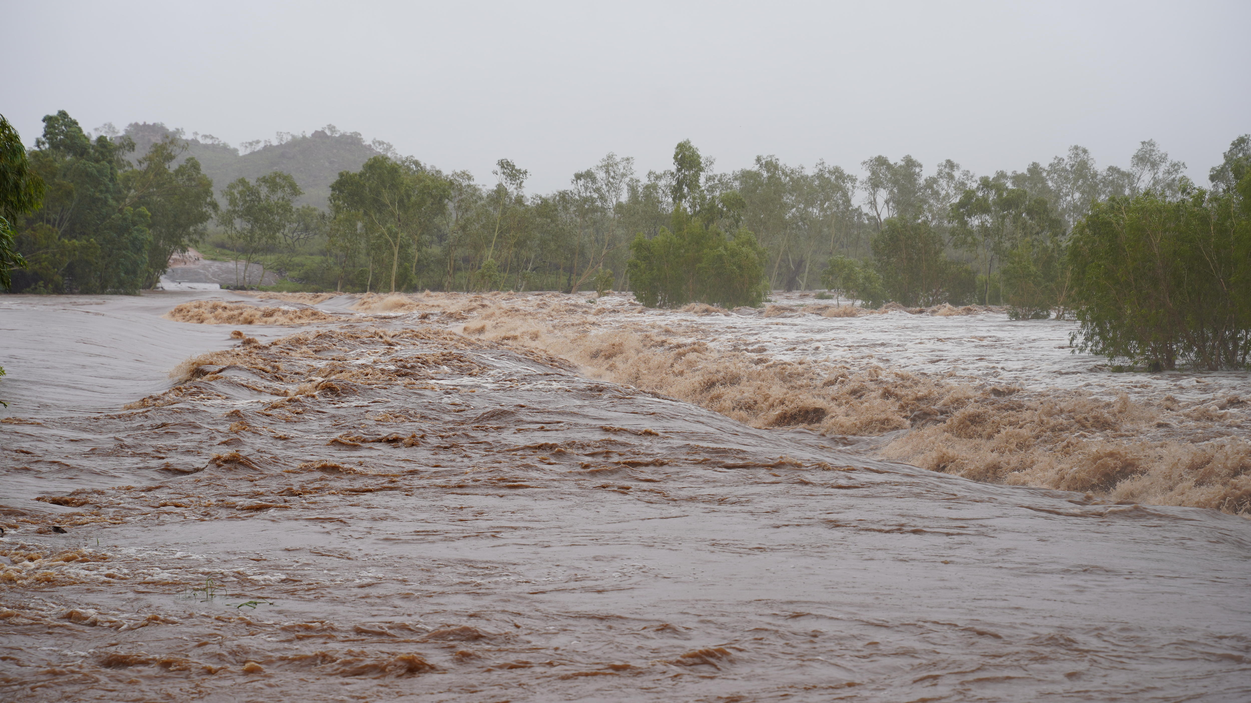 uma travessia de rio correndo