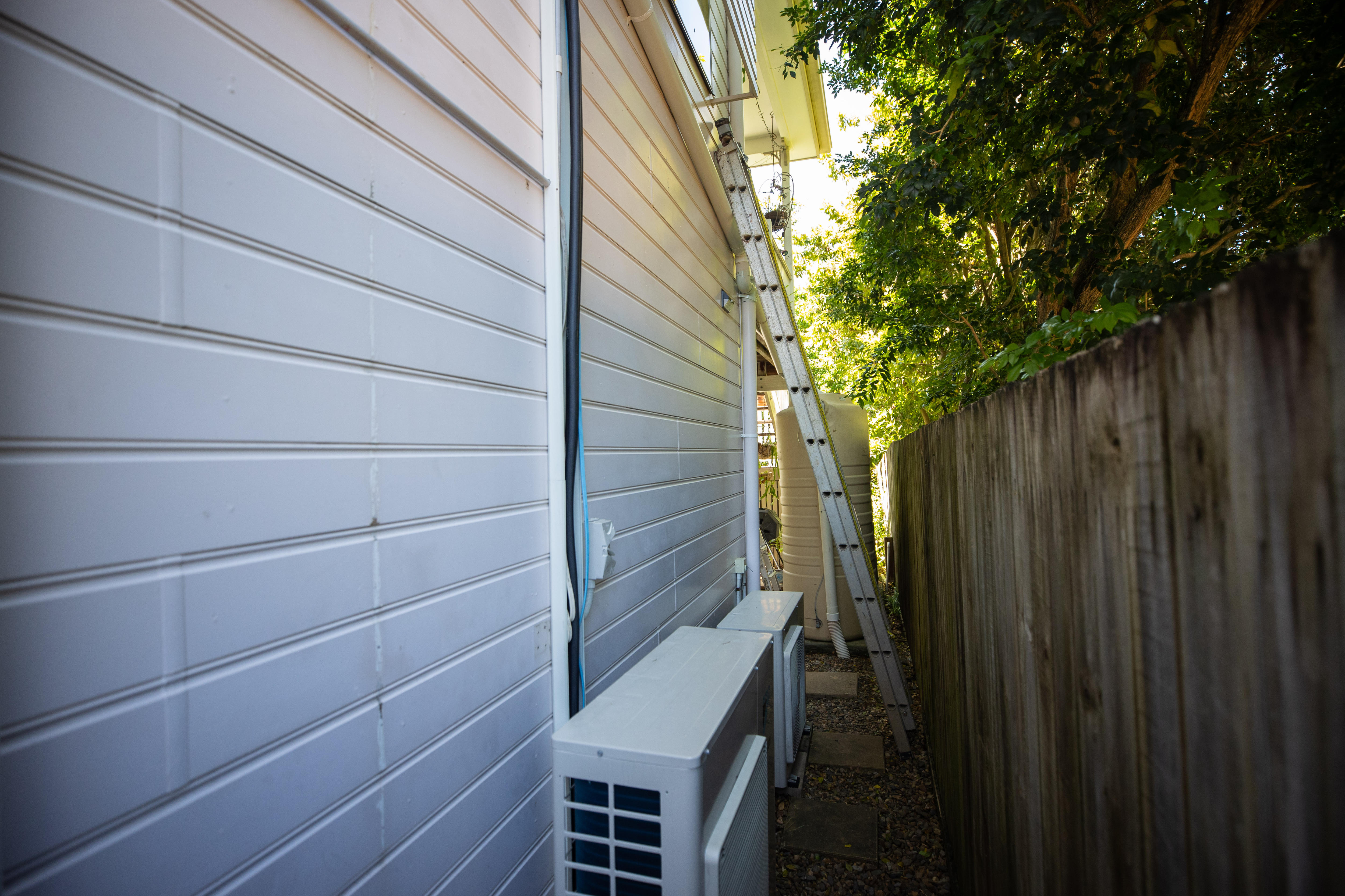 Una foto de una escalera apoyada contra una casa.