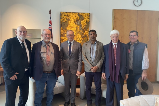 Photo of six men - including the PM and Bob Katter - posing at a meeting in Canberra