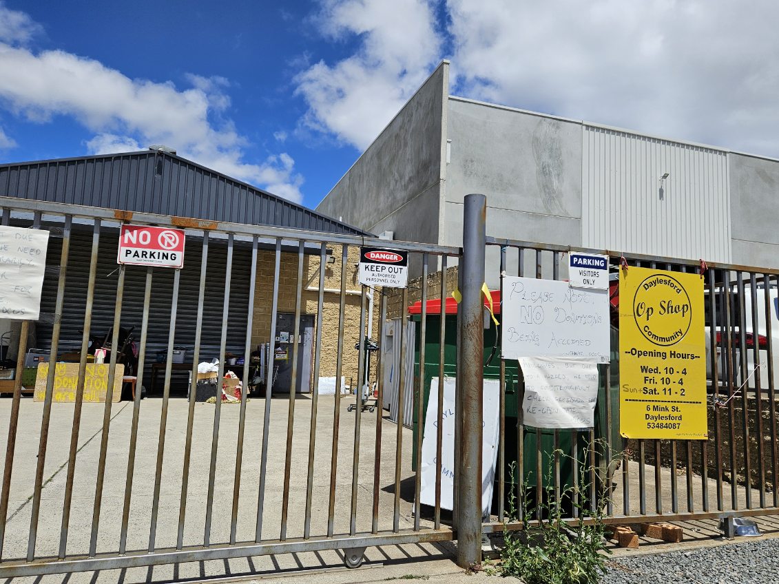 Portas metálicas em frente a grandes edifícios numa área industrial.