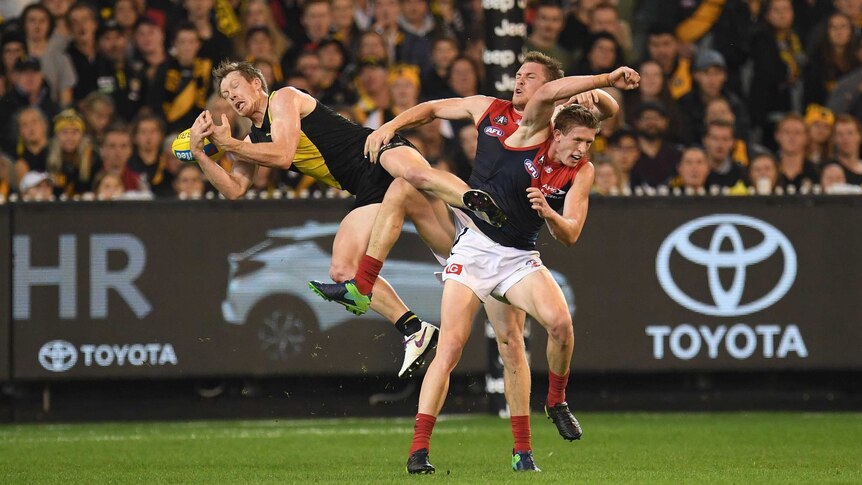 Jack Riewoldt marks against the Demons