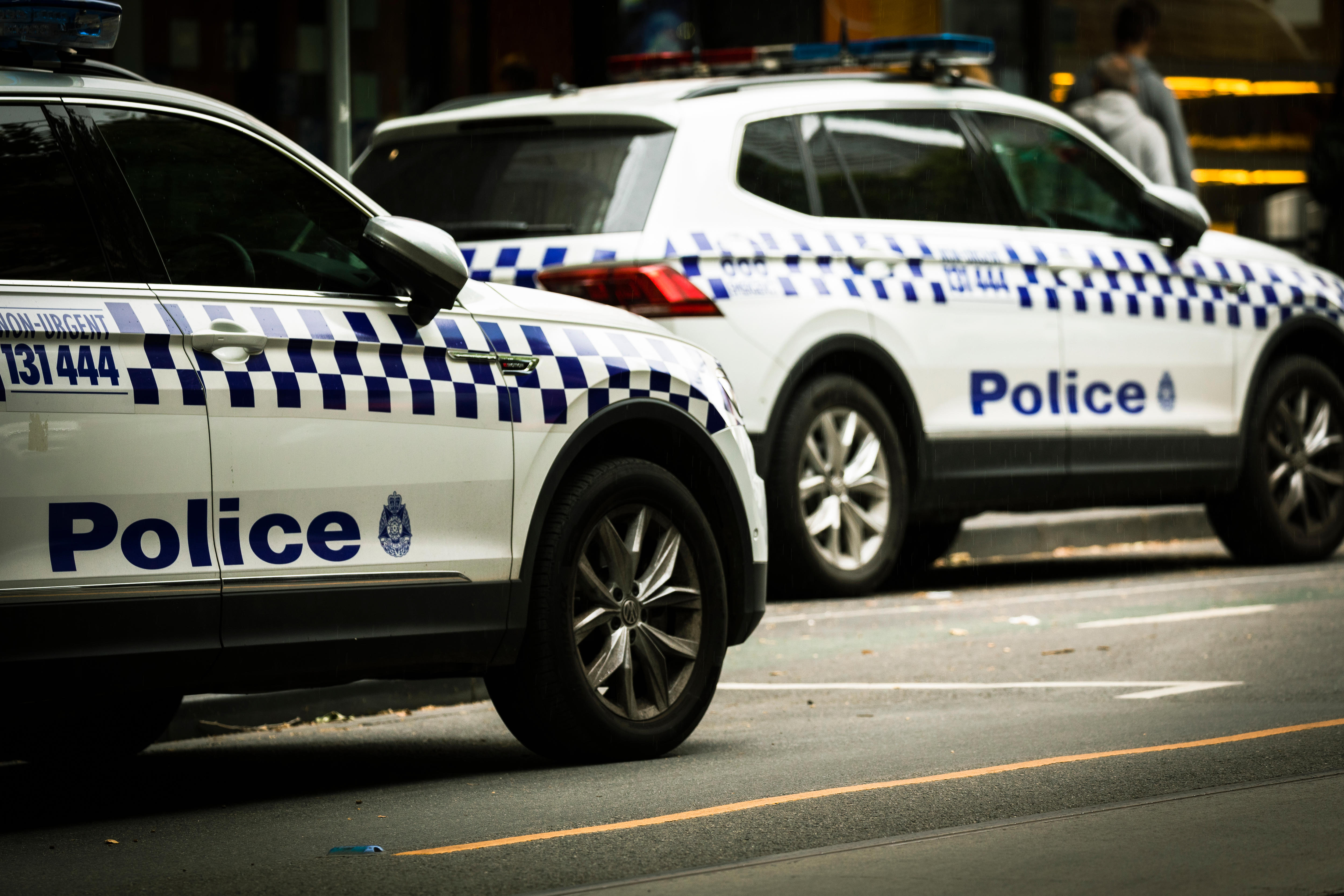 Dos vehículos de la policía de Victoria en movimiento.