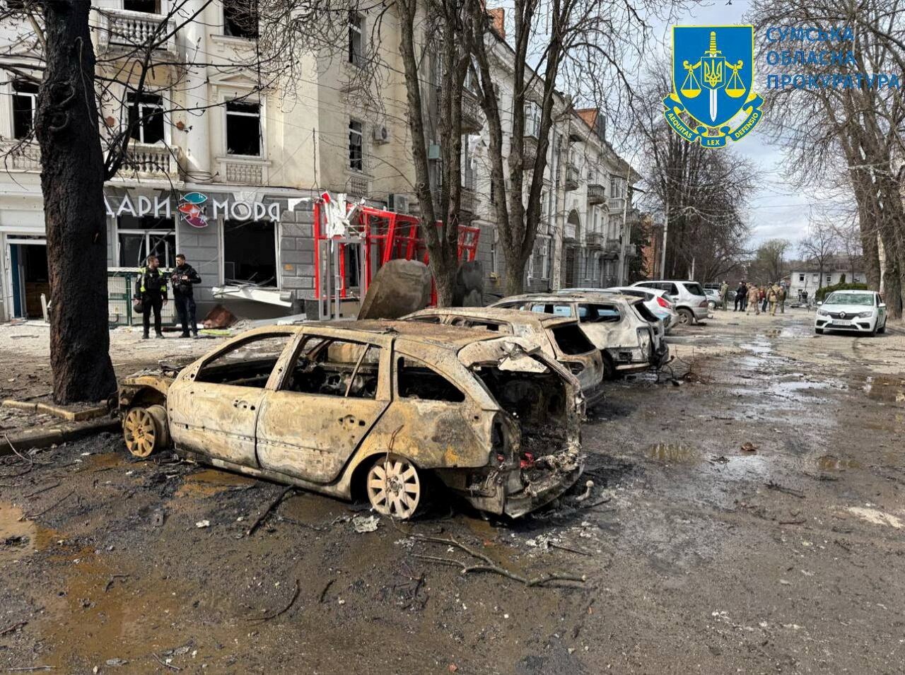 郊外の道路でミサイルに爆撃された後、駐車した車のラインが炭化され、破壊されました