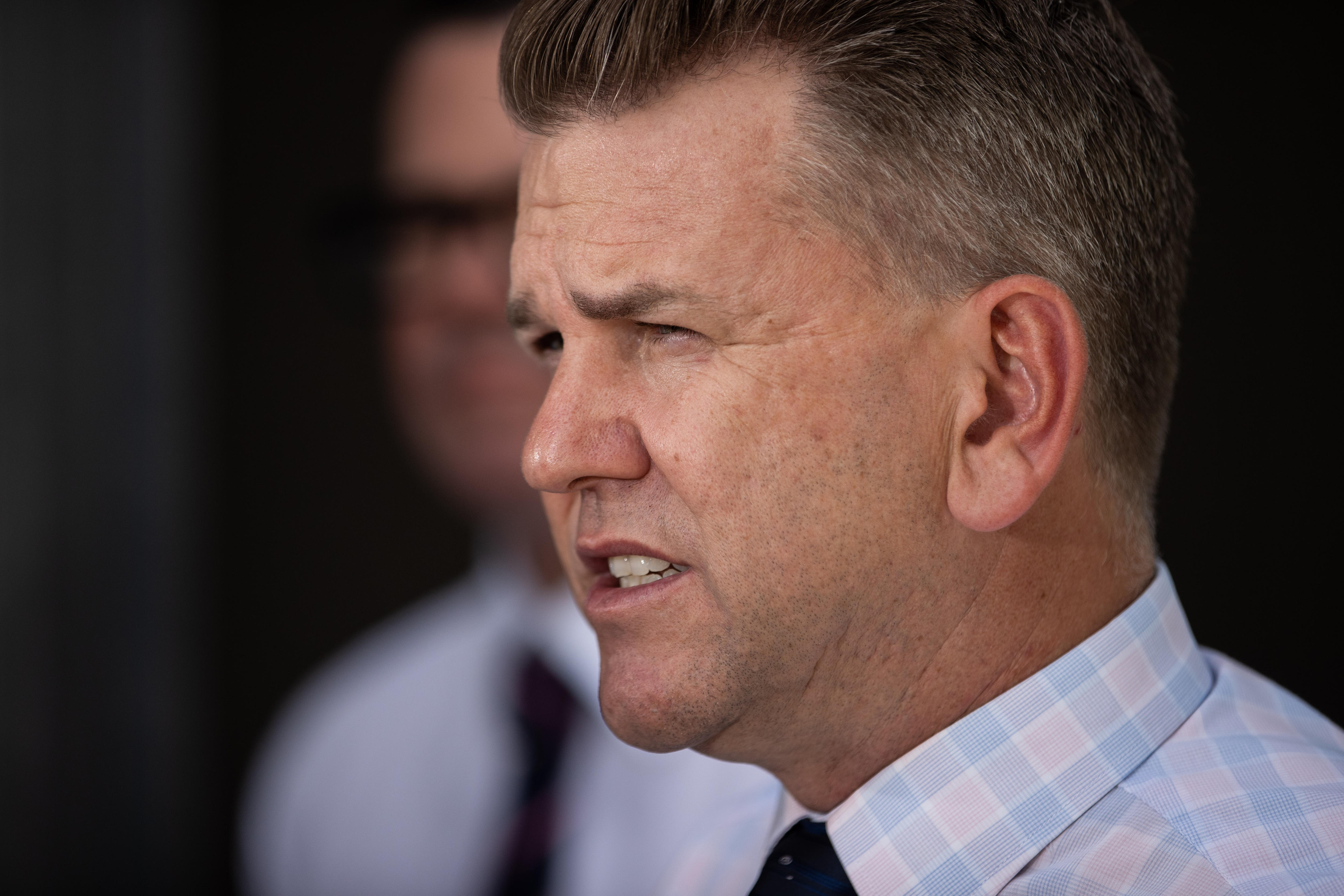 Fechar a foto do perfil de um homem com uma camisa de botão