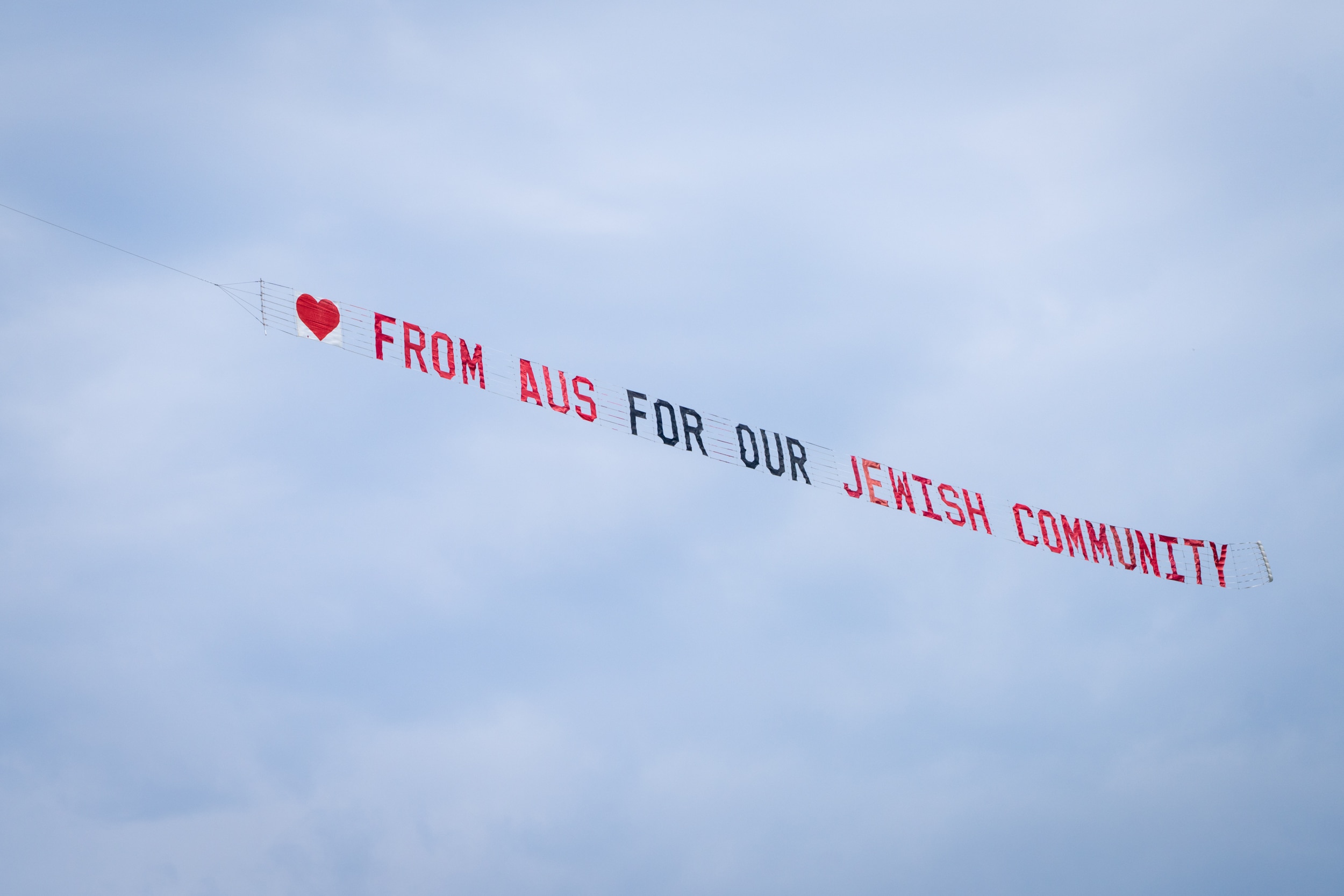 Bandeira do céu sobre Bondi Beach no sétimo dia após o ataque terrorista