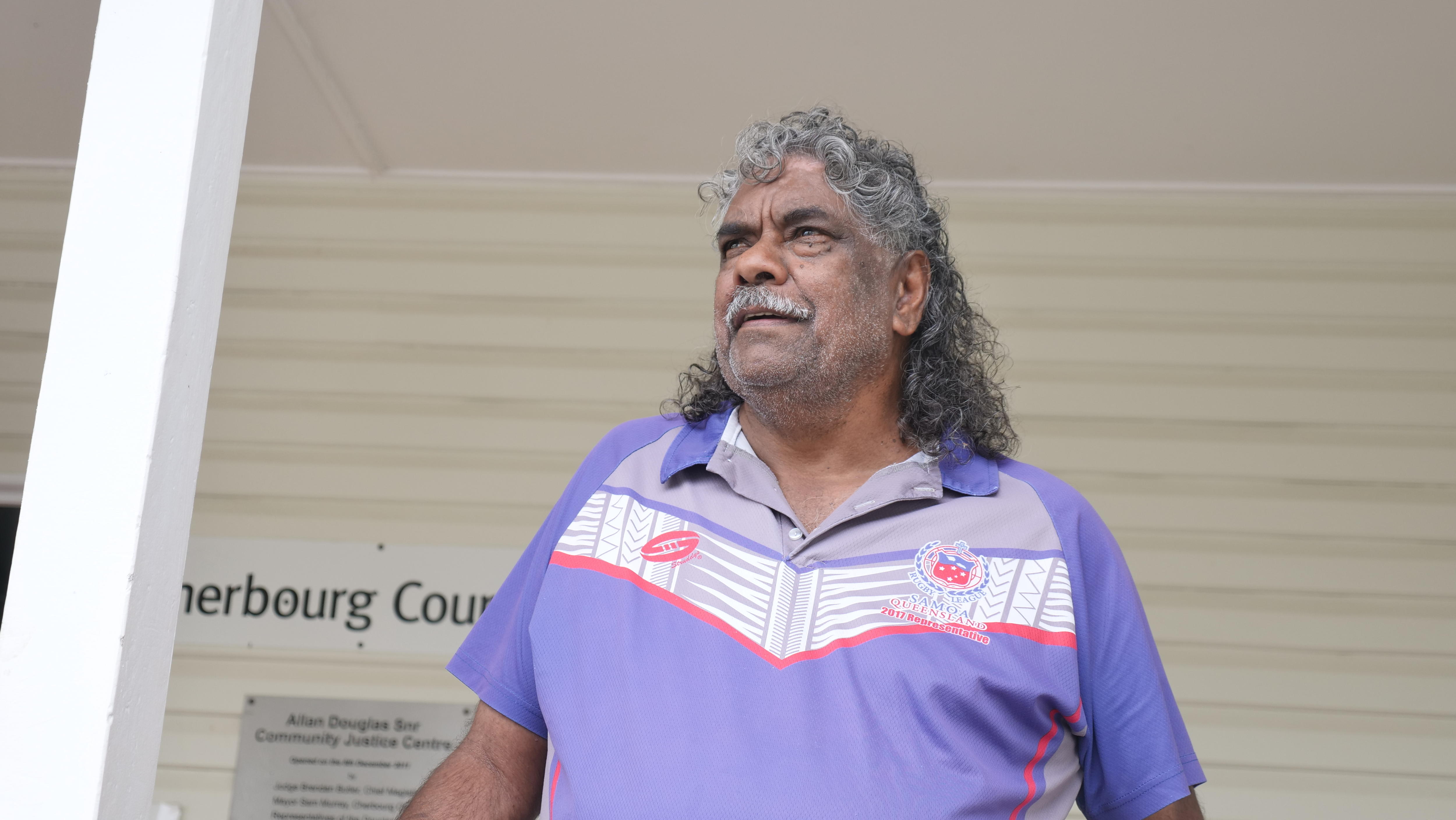 O ancião indígena de Cherbourg, Frank Malone, do lado de fora do tribunal de Cherbourg.
