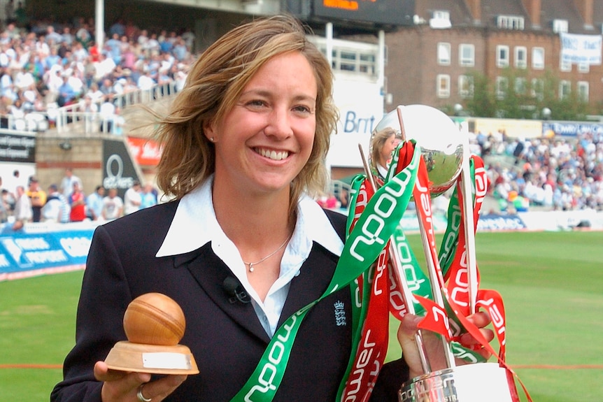  Clare Connor holds the Ashes trophy in front of a crowd at Brit Oval in London.