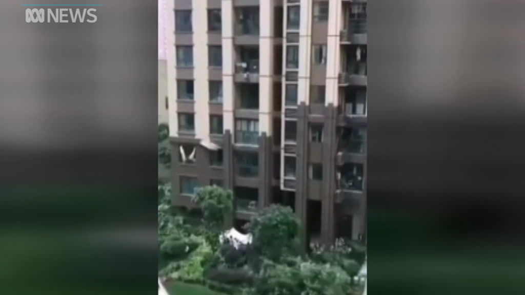 Toddler survives six-storey fall from apartment building in China - ABC ...