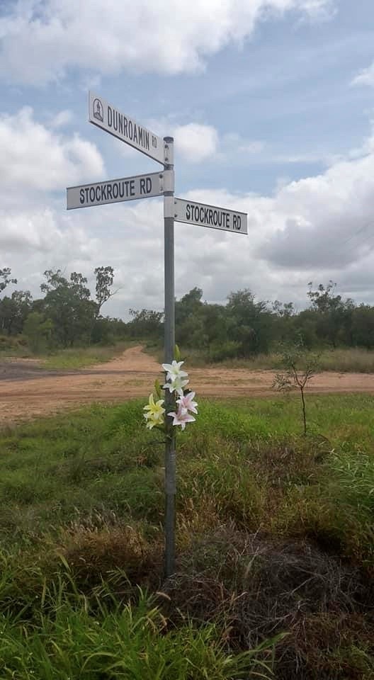 Una señal de tráfico en el monte