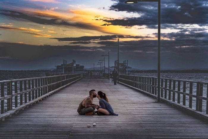 Pria dan wanita di Woody Point Jetty