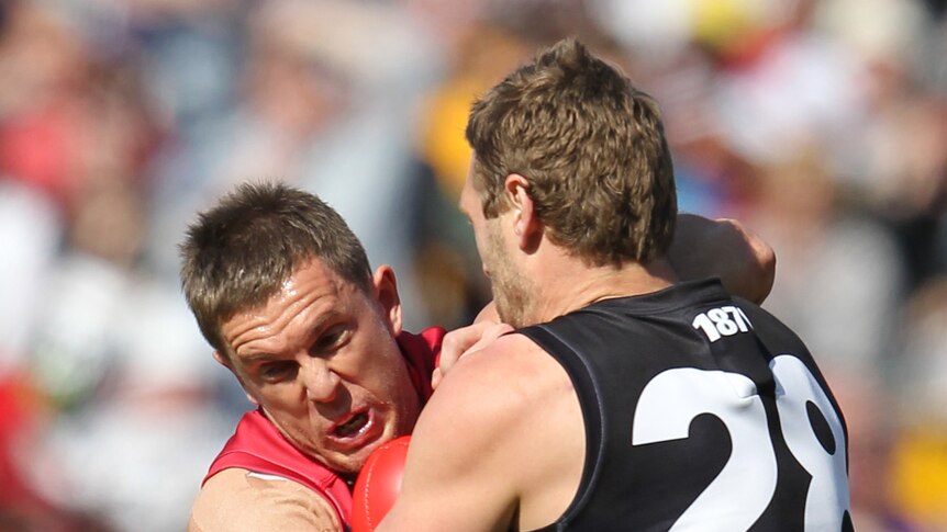 Moloney, Schulz battle for the ball