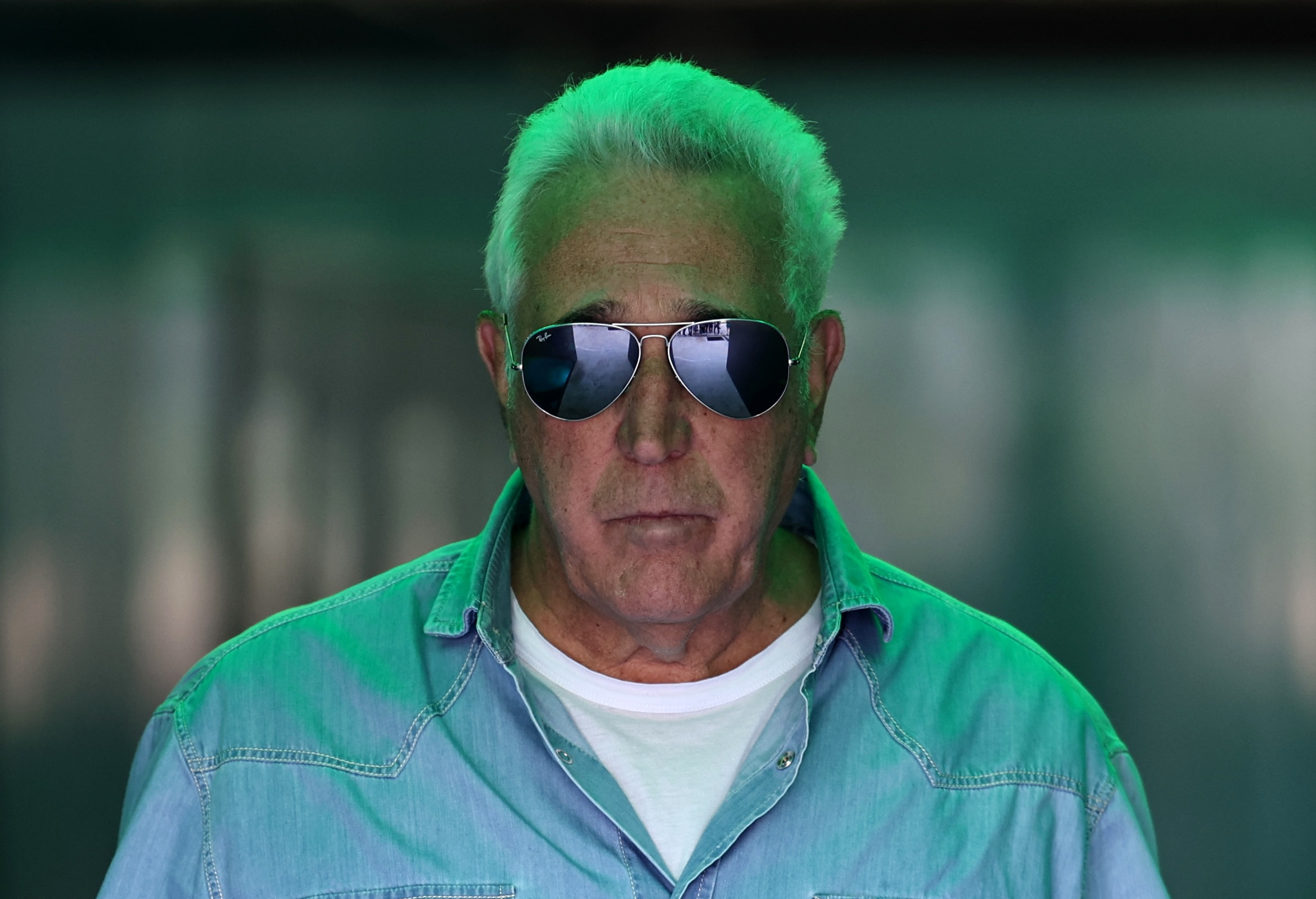 O proprietário da equipe Aston Martin, Lawrence Stroll, andando pela garagem