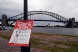 悉尼大桥附近的新冠疫情警示牌