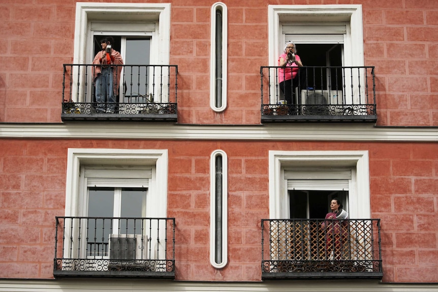 People bang on saucepans with spoons on their balconies demanding former King Juan Carlos to donate $(US)100 million