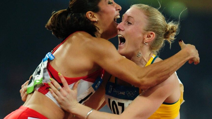 Sally Pearson hugs fellow competitor Lopes-Schliep of Canada after the 100m hurdles final