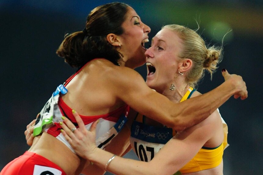 Sally Pearson hugs fellow competitor Lopes-Schliep of Canada after the 100m hurdles final
