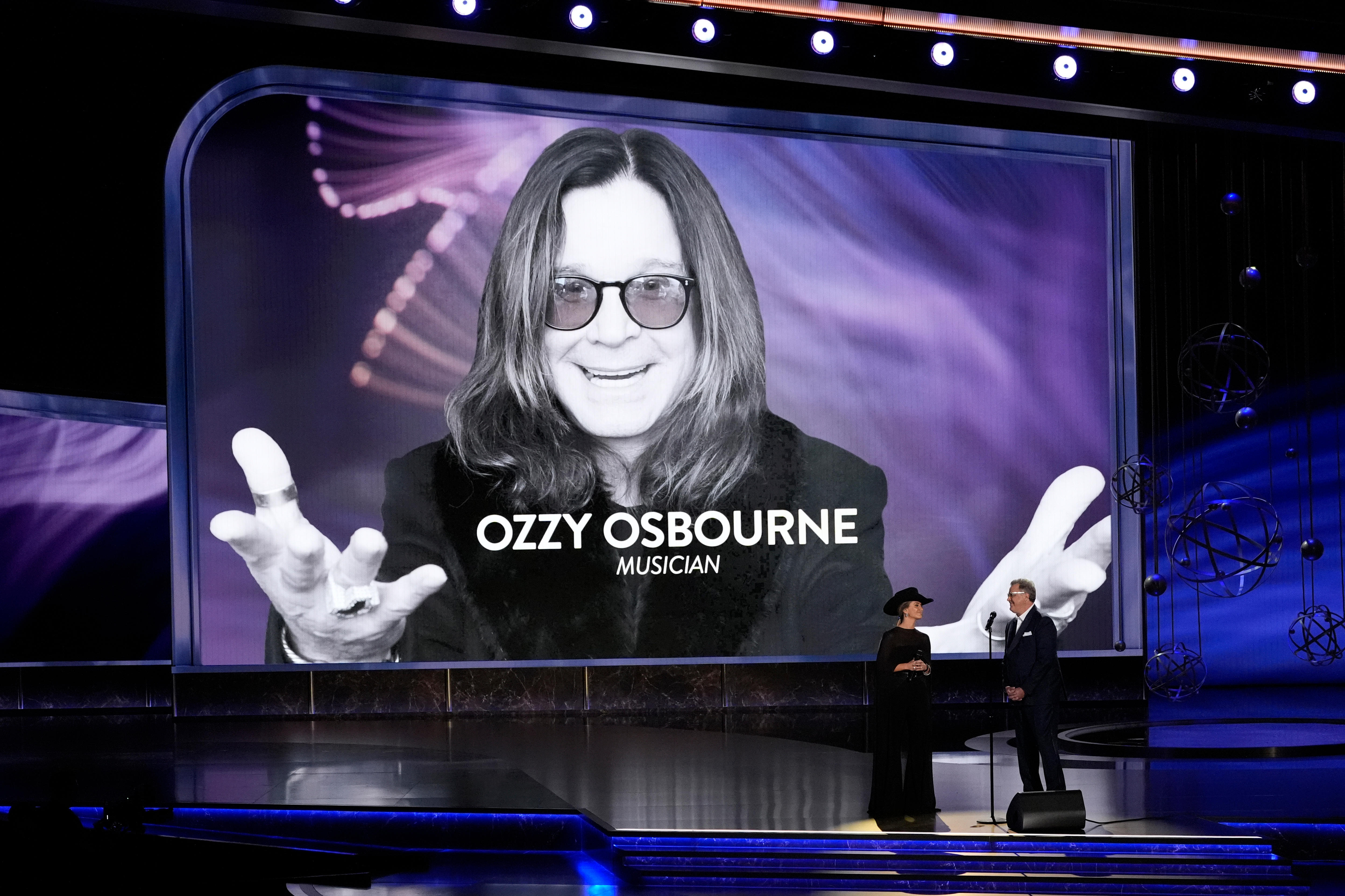 Una gran pantalla en el escenario muestra una foto de Ozzy Osbourne.