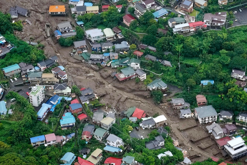 Una foto aerea che mostra il sito della frana di fango di Izusan ad Atami