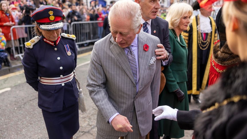 La police arrête un homme après que le roi Charles et la reine consort Camilla se soient fait jeter des œufs à York