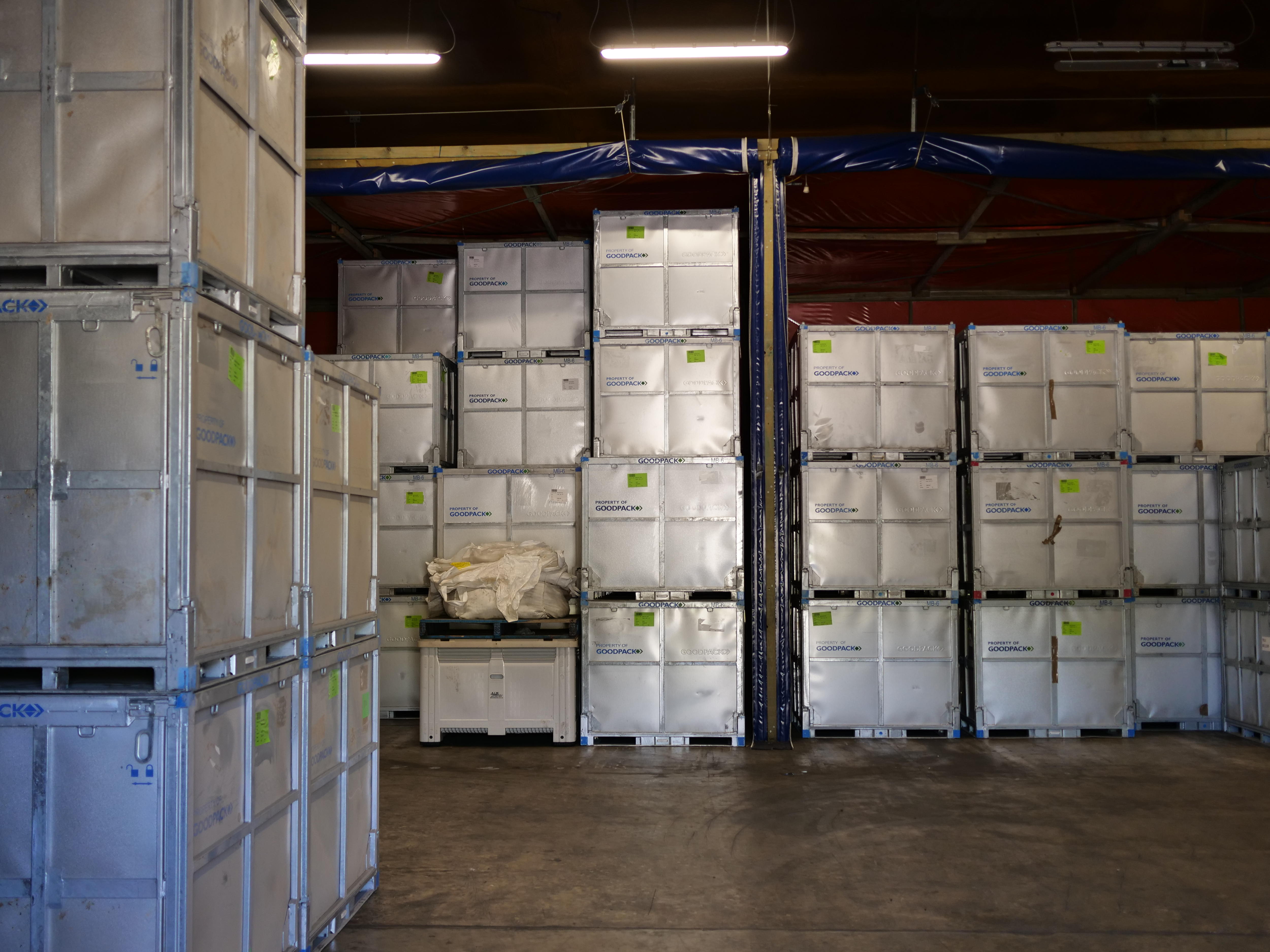 Cajas metálicas en una gran cámara frigorífica.