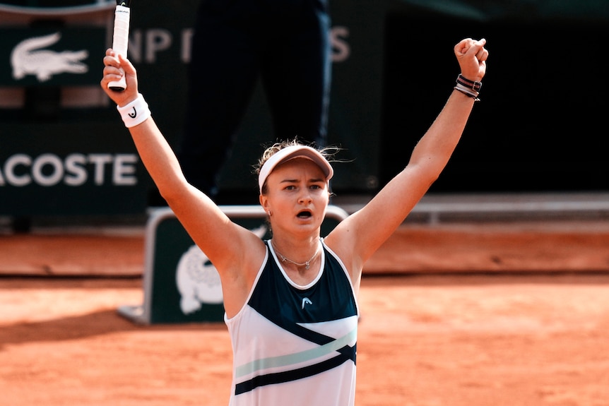 Barbora Krejcikova raises her arms in triumph on the Roland Garros claycourt