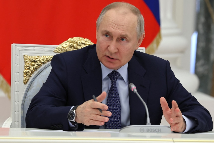 Vladimir Putin chairs meeting