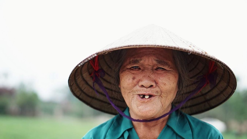 Seorang perempuan petani Vietnam di ladang.