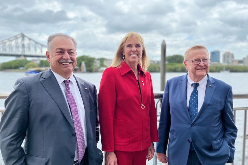 Le président des Jeux olympiques de Brisbane Andrew Liveris et la PDG Cindy Hook avec le vice-président du CIO John Coates à Brisbane ensemble, souriant