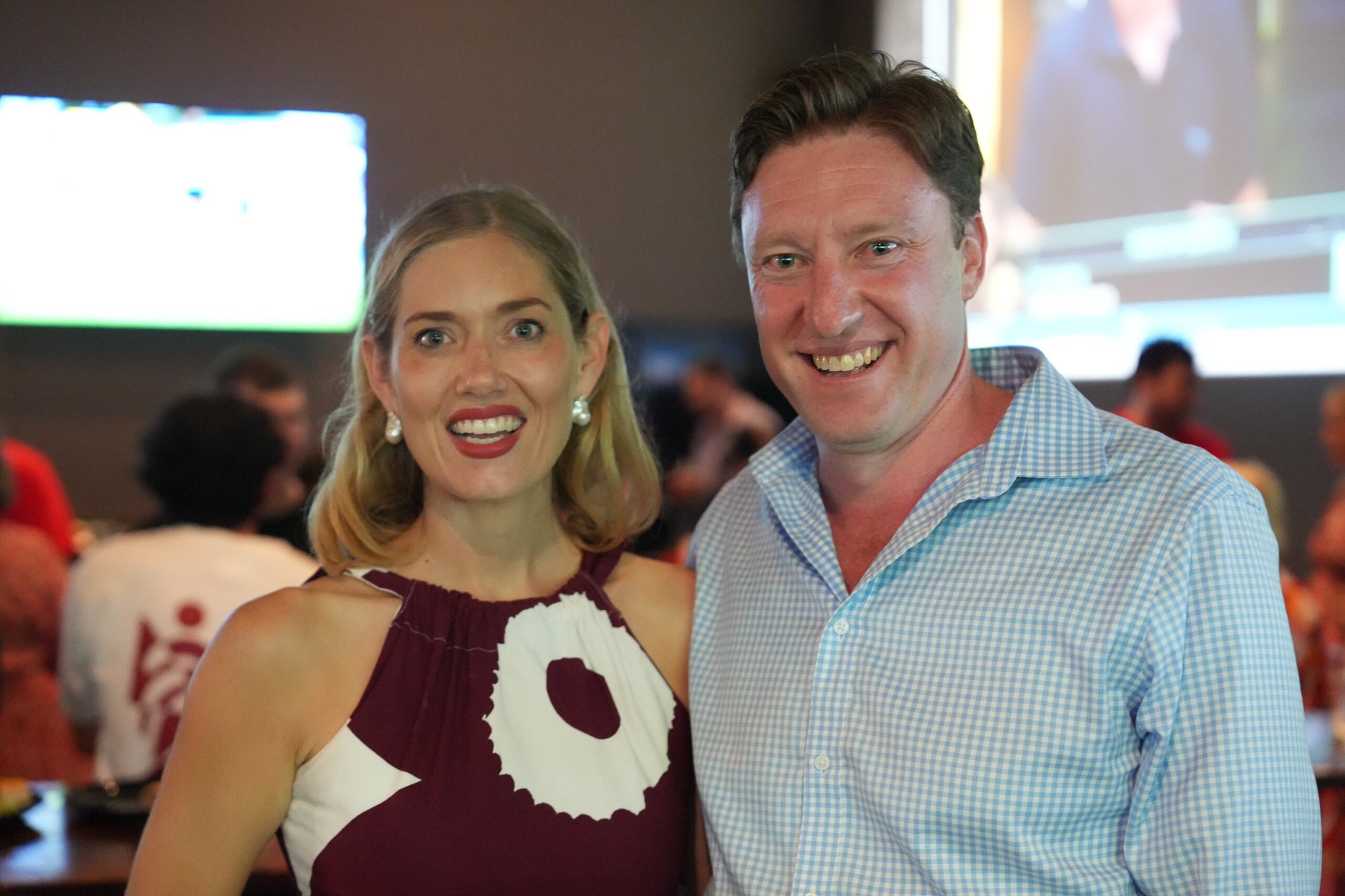 Pareja sonriendo en el pub bar deportivo 