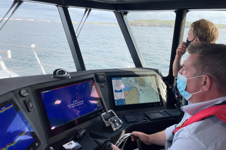 deux hommes sur un bateau