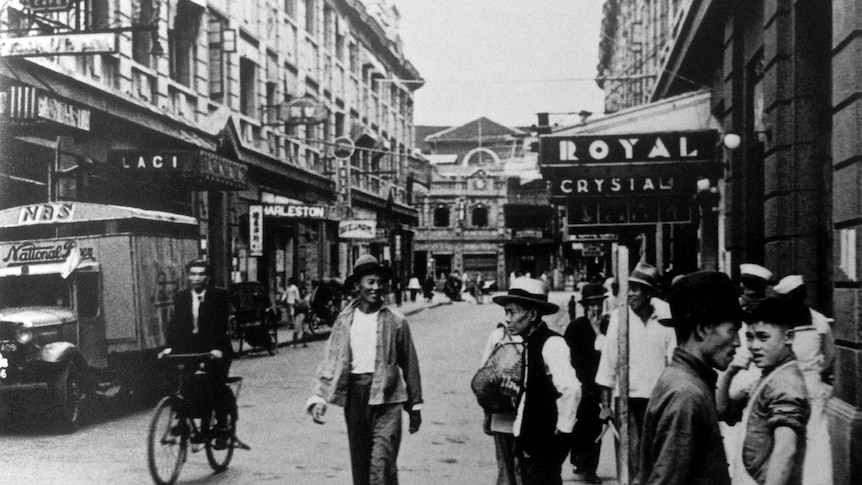 a black and white image of a busy Shanghai street in the 1930s. 