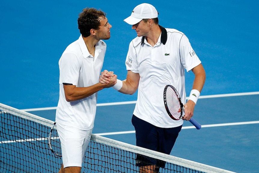 Jonowicz congratulates Isner