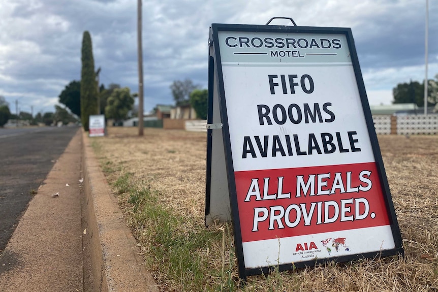 Sandwich board on curbside advertising rooms available for Fly-in-fly-out workers at Cobar