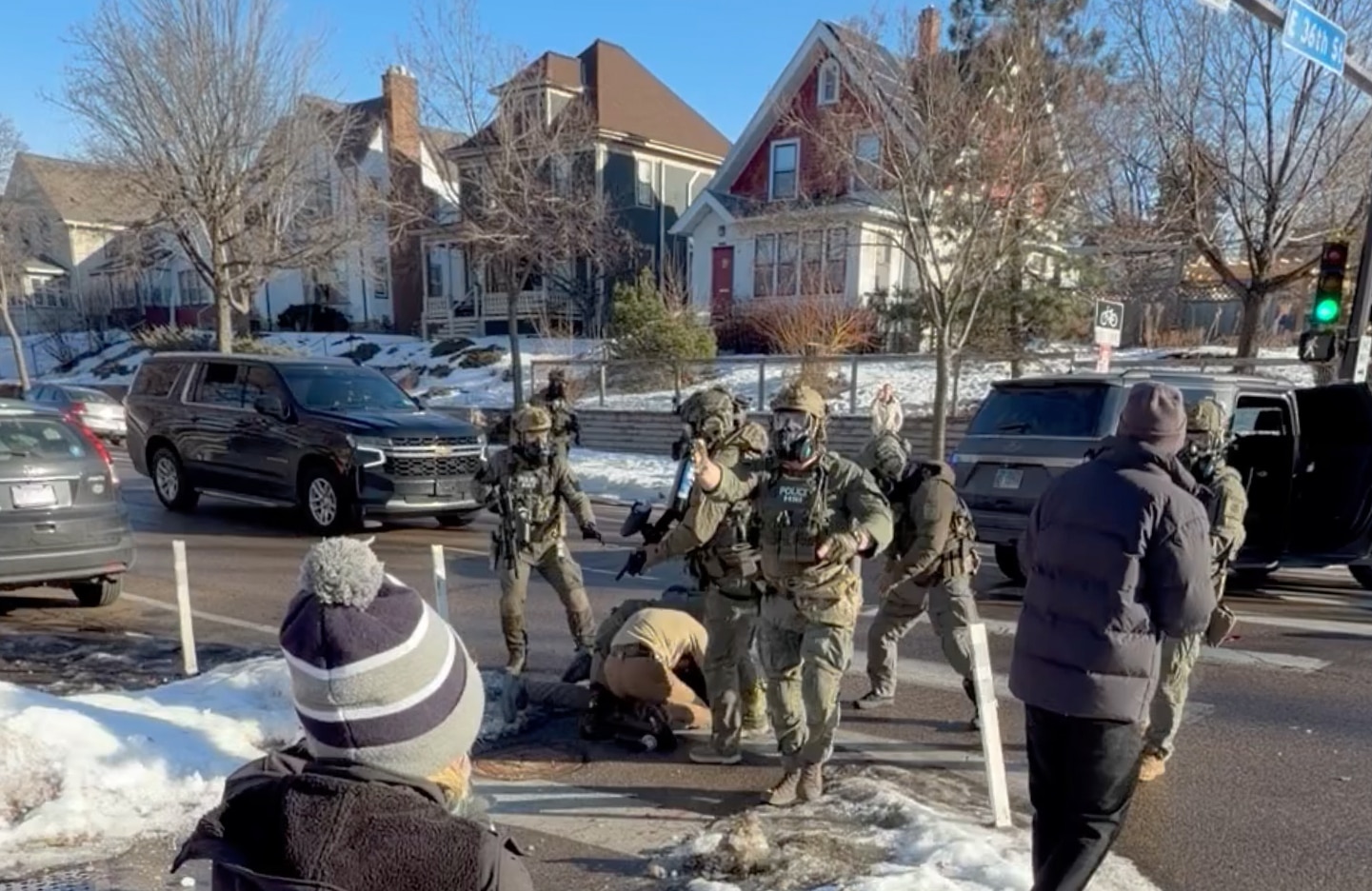 Alex Pretti fue arrojado al suelo por un agente mientras un transeúnte observaba.