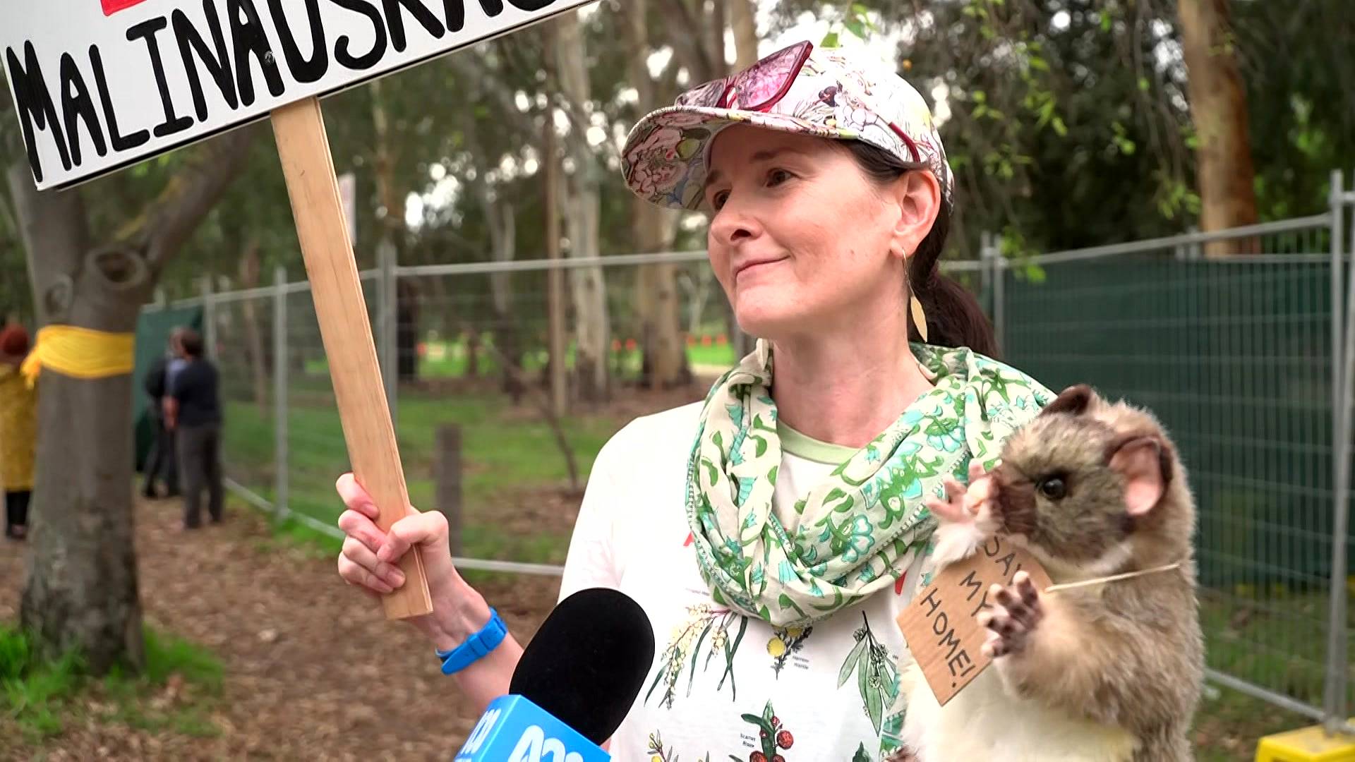 A manifestante Hayley Wilson no campo de golfe North Adelaide.