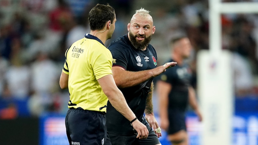 Joe Marler talks to the referee