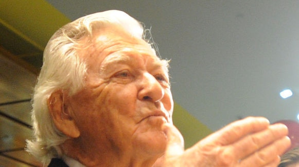 Former prime minister Bob Hawke blows a kiss (AAP: Julian Smith)