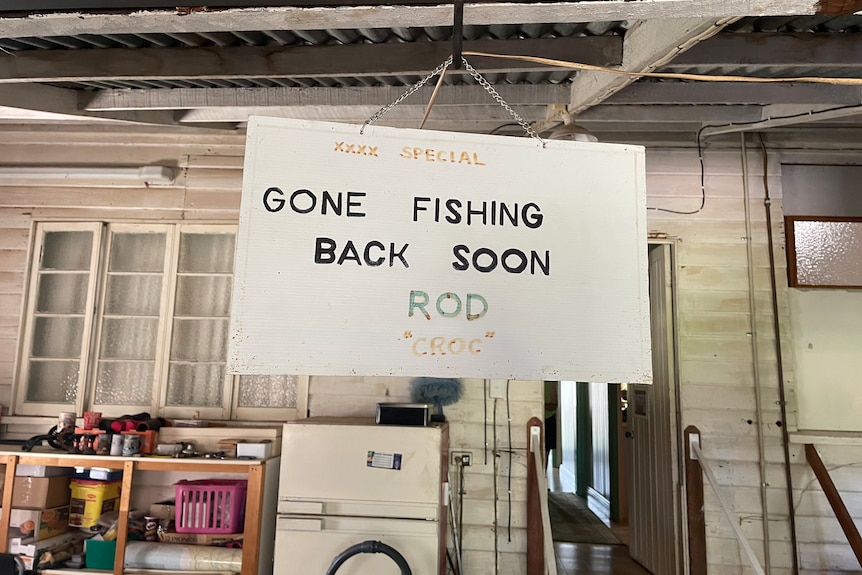 Sign hanging in shed that says 'gone fishing back soon Rod'