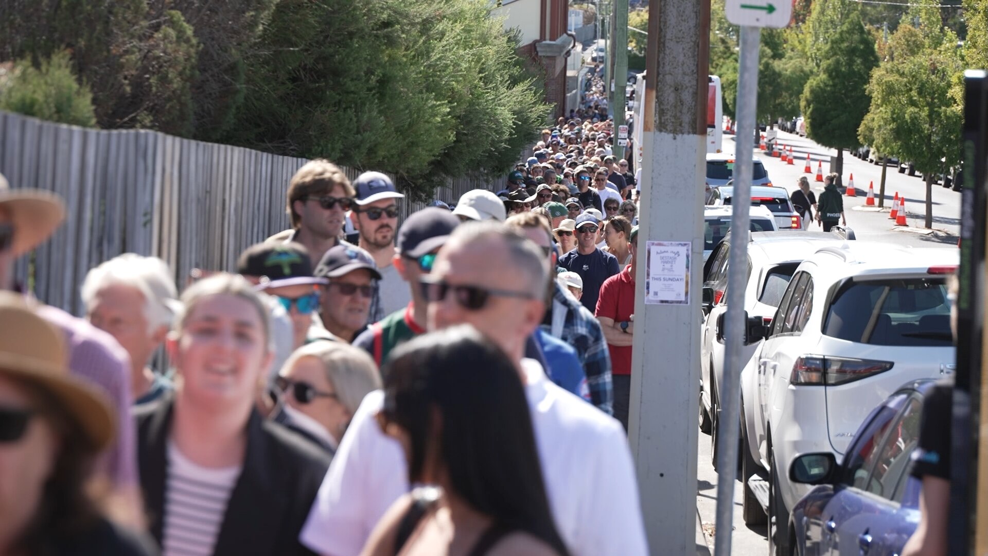 multidões fazem fila do lado de fora