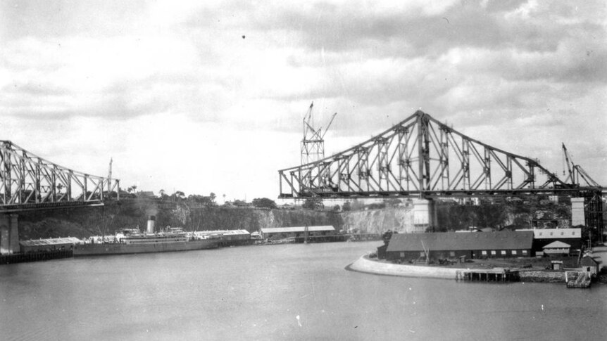 Story Bridge nearing the last stage of completion in 1939