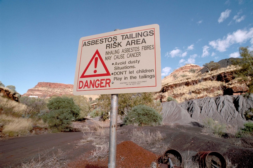 Panneau d'avertissement de résidus d'amiante à Wittenoom Gorge sur place.