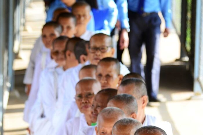 Agama dilarang selama era Khmer Merah, dengan para biarawan dan biarawati dipaksa untuk melepaskan jubah mereka.