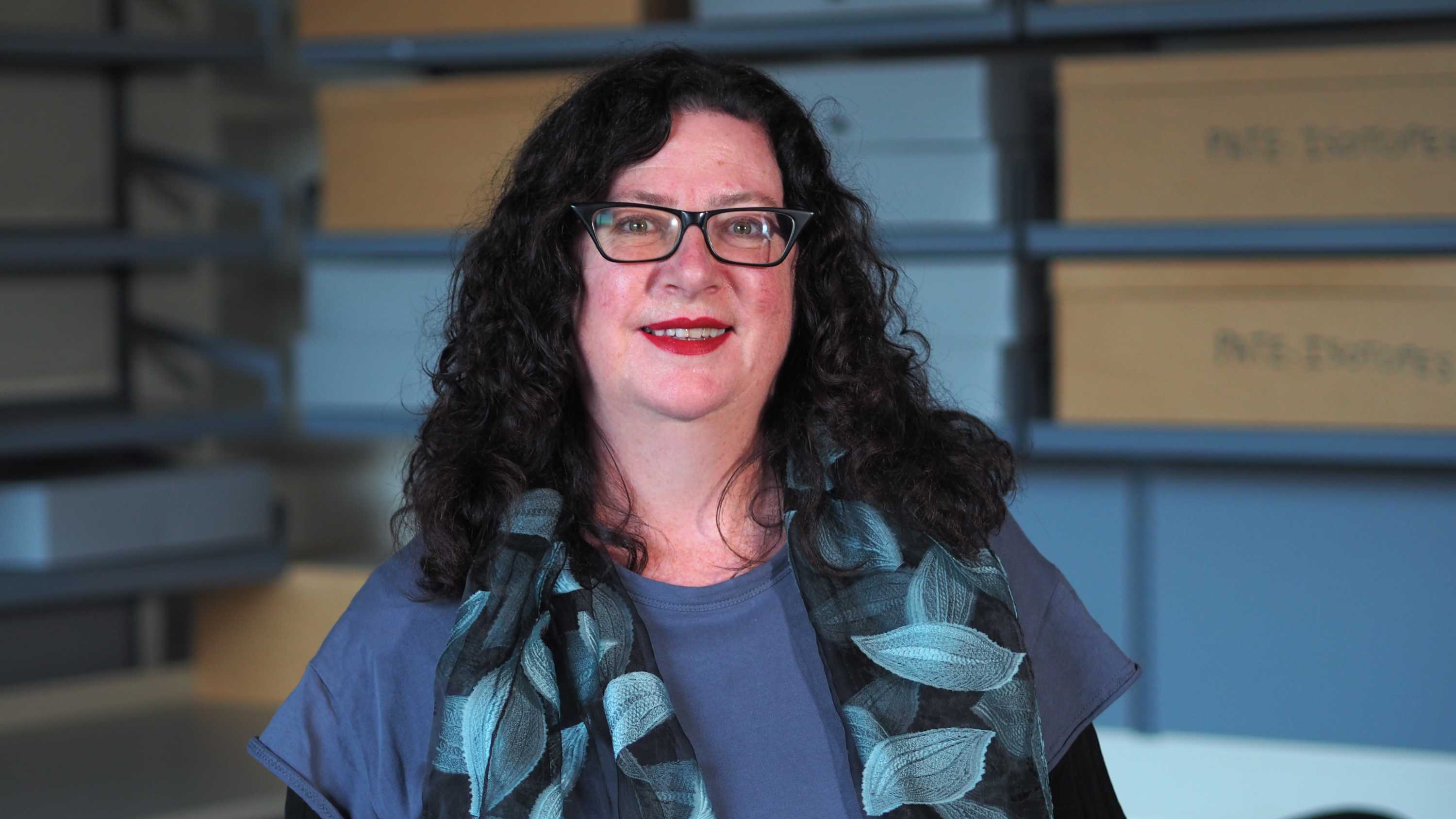 La arqueóloga espacial Dra. Alice Gorman con gafas de montura negra