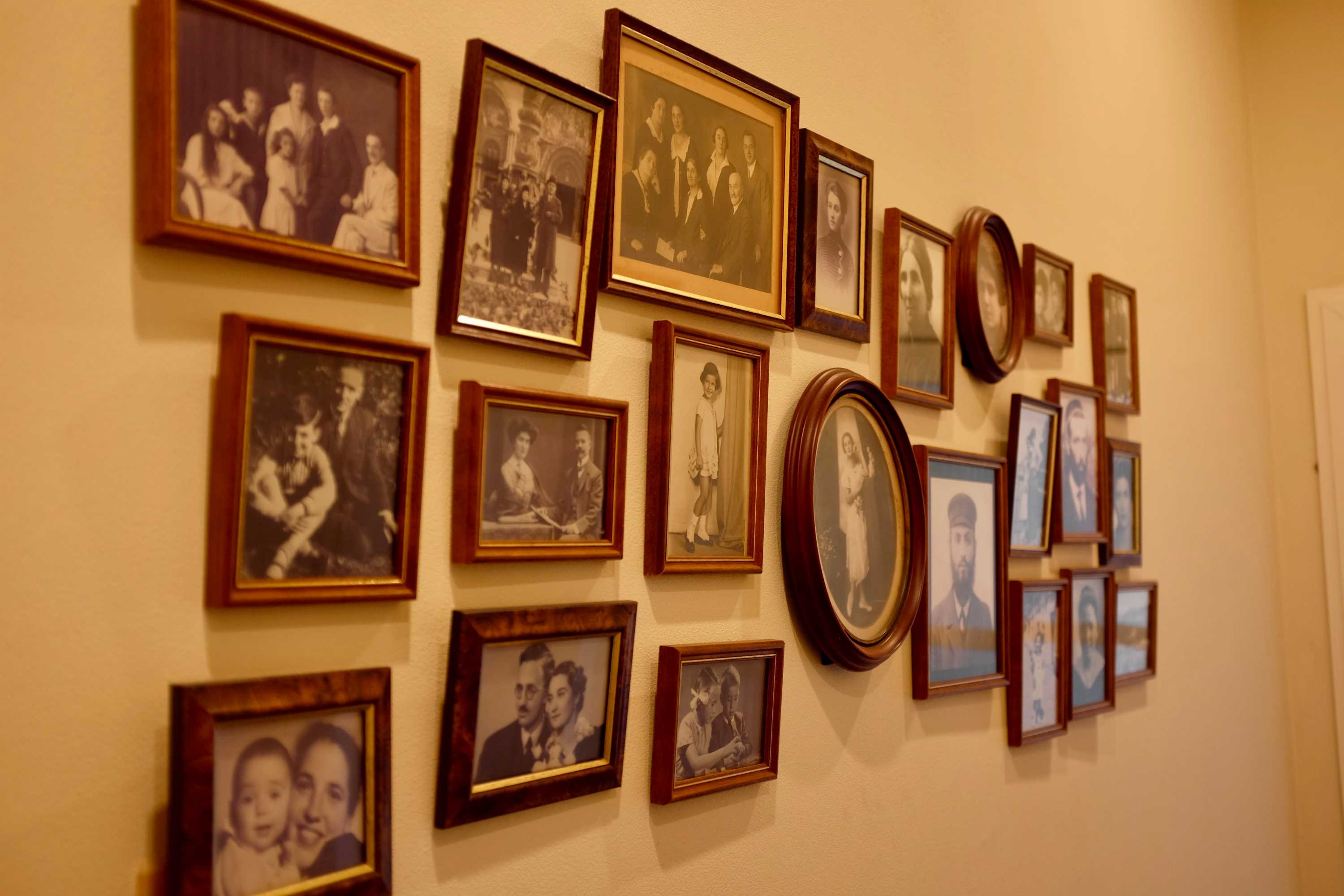 Alte Schwarz-Weiß-Fotos von aschkenasischen jüdischen Familienmitgliedern schmücken den Flur.