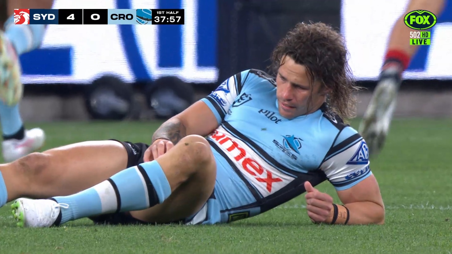 Live: Sharks lose star as Roosters score in second minute of semifinal