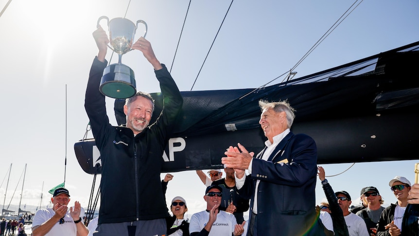 Le millionnaire de la technologie qui vient de remporter la course de yachts Sydney-Hobart est heureux de ne pas s’attribuer le mérite de sa victoire.