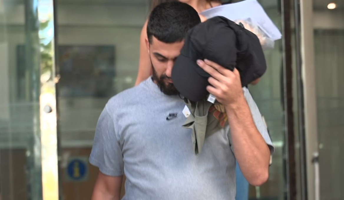 Ahmad El Ahmad baja las escaleras del tribunal y se cubre la cara.